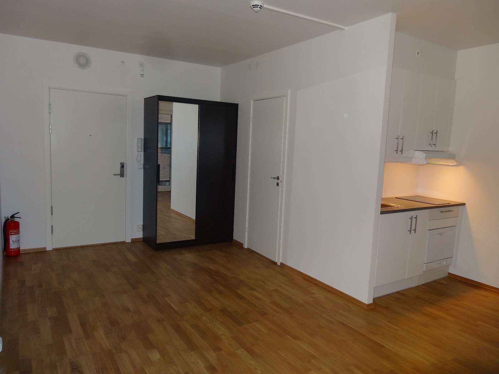 Rom mot kjøkken, bad og inngangsparti. Galleribilde