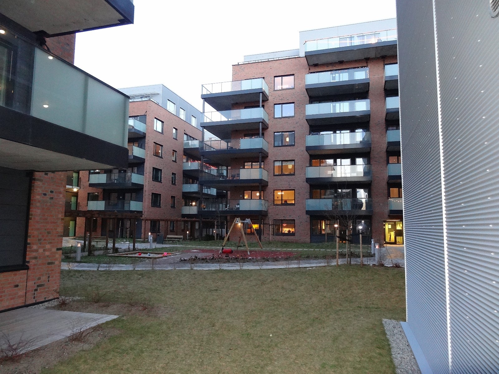 Hyggelig opparbeidet bakgård med diverse beplantning og sittegrupper. Galleribilde