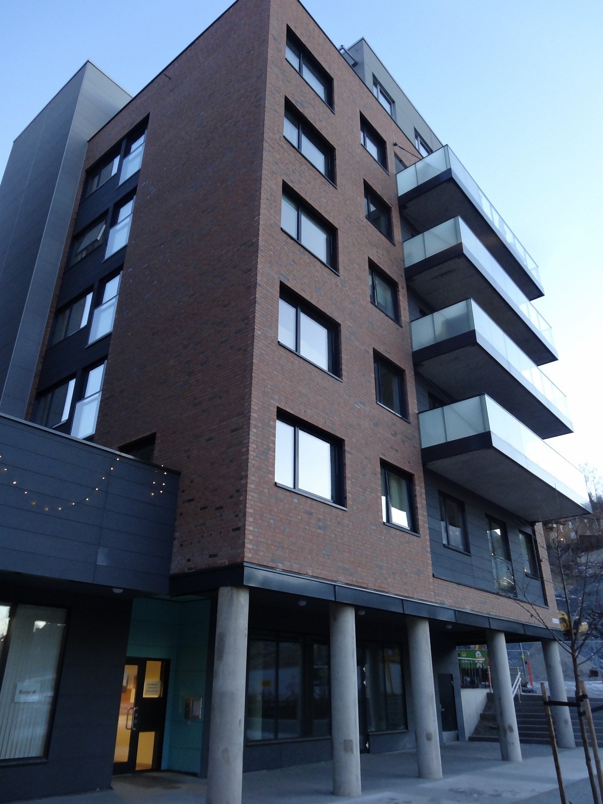 Hybelen ligger i byggets 3.etg. og er tilknyttet en større leilighet, men har egen inngang, dørcalling, ringeklokke og postkasse. Galleribilde