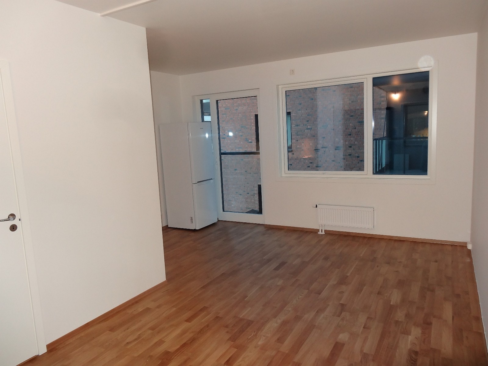 Rommet har hvitmalte vegger, parkett på gulv og fransk balkong. Galleribilde