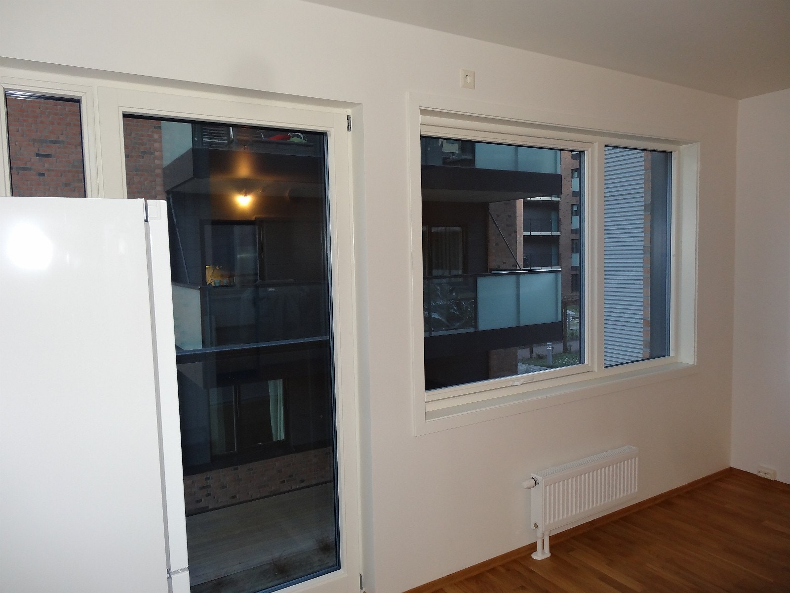 Fransk balkong og utsikte mot fellesterrase og gate. Galleribilde