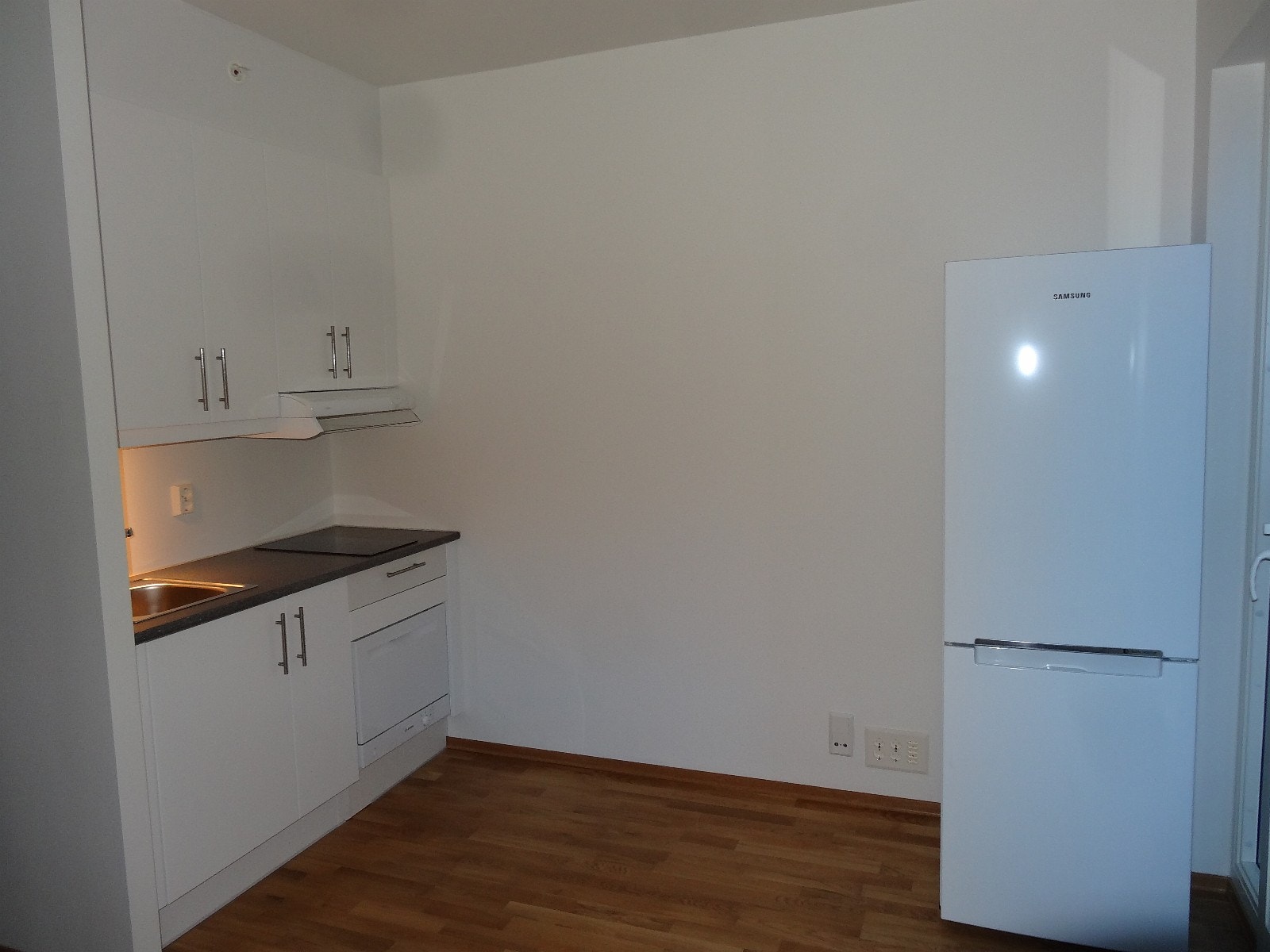 Det er satt inn et kombinert kjøl-/fryseskap. Galleribilde