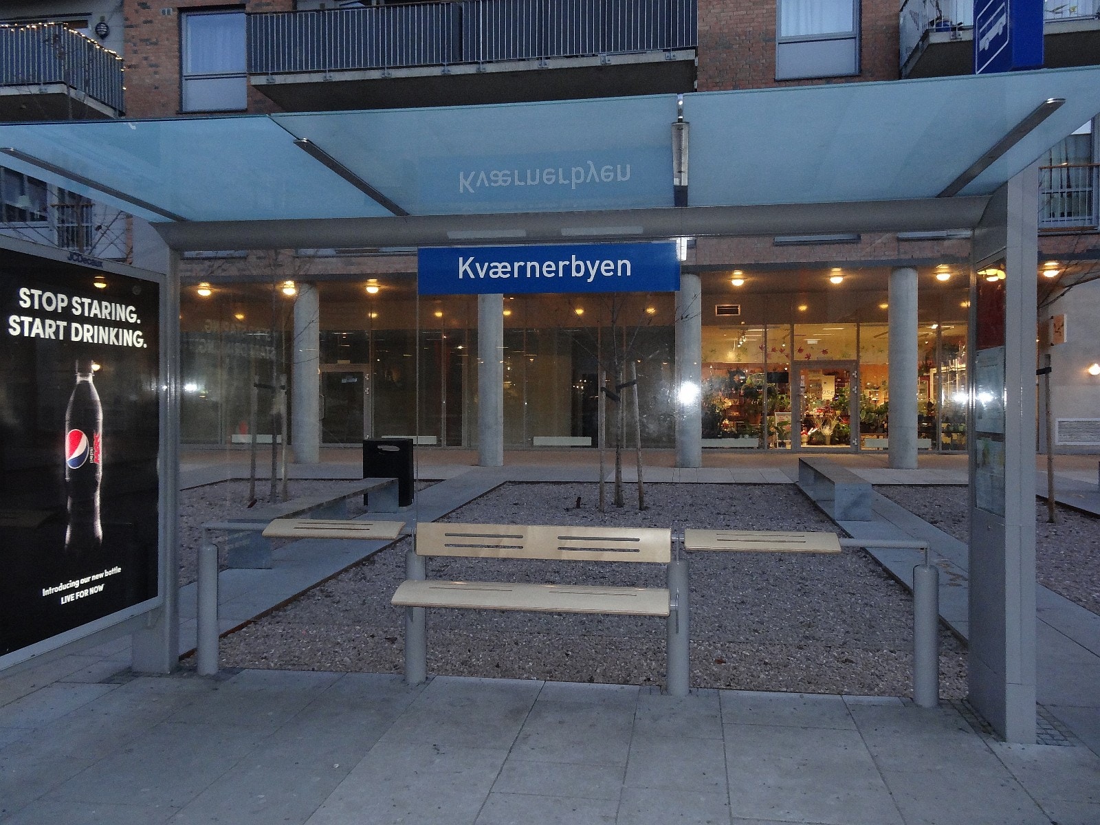 Kollektivtilbud. 32 bussen går like utenfor hybelen og har avganger hvert kvarter og tar deg til sentrum på under 10 min. og til Bjørvika på 3-4 min. Galleribilde