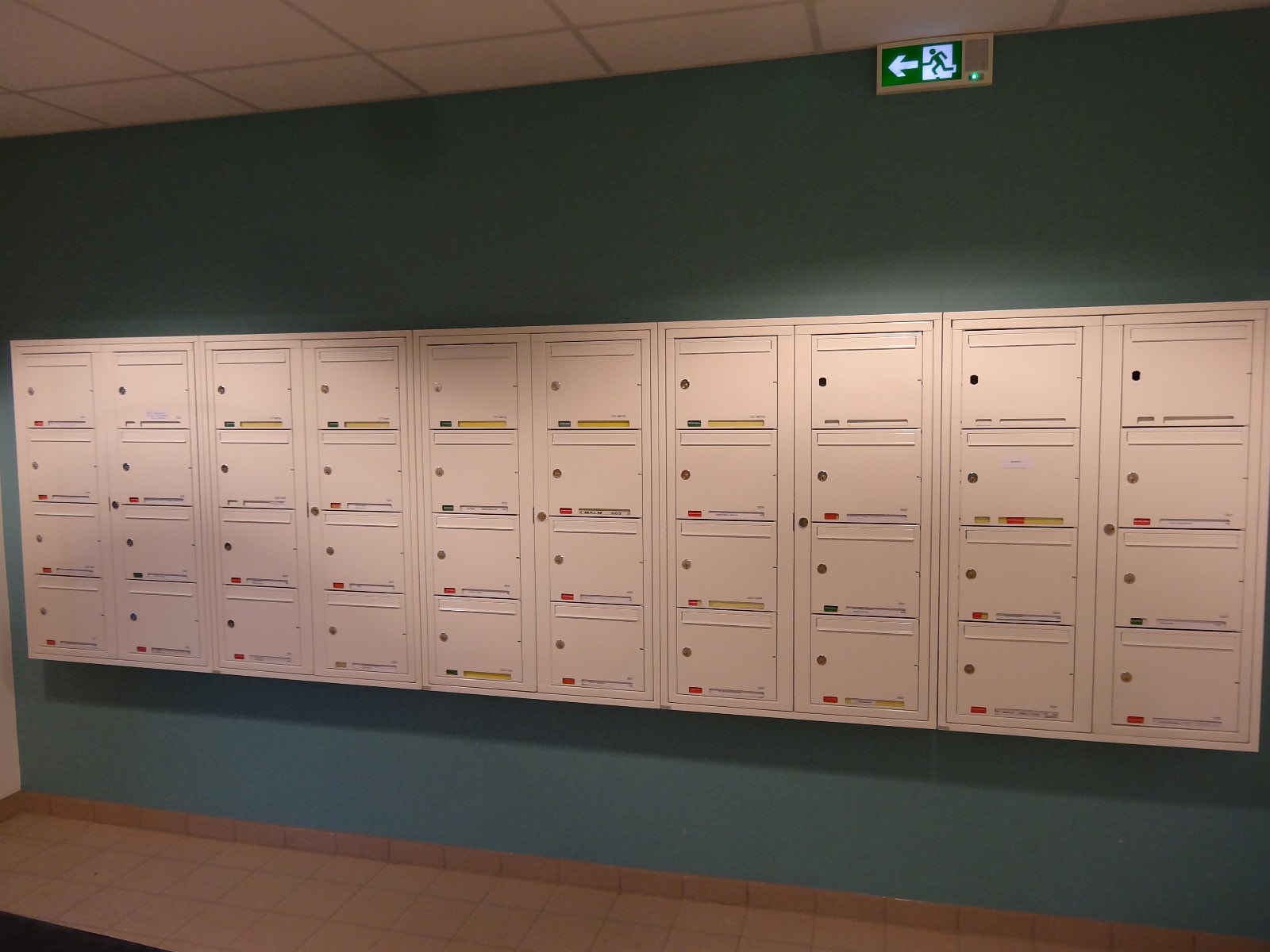 Hybelen har egen postkasse ved inngangen. Galleribilde