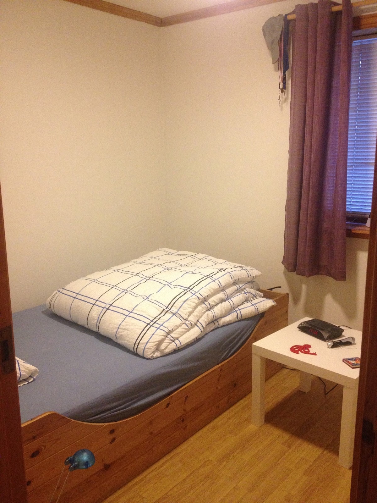 Soverom med inredet garderobeskap. Har plass til dobbeltseng. Galleribilde