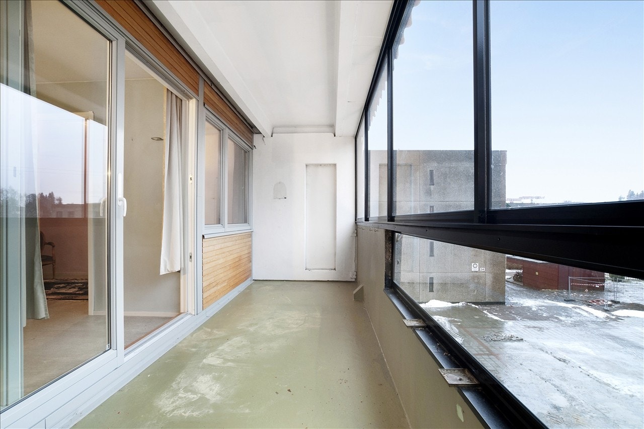 Romslig veranda, hvor glassene kan skyves ut til siden. Galleribilde