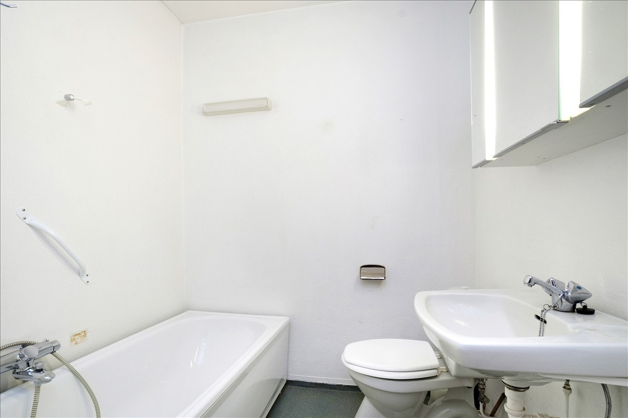 Romslig bad med kar og opplegg vask/tørk. Galleribilde