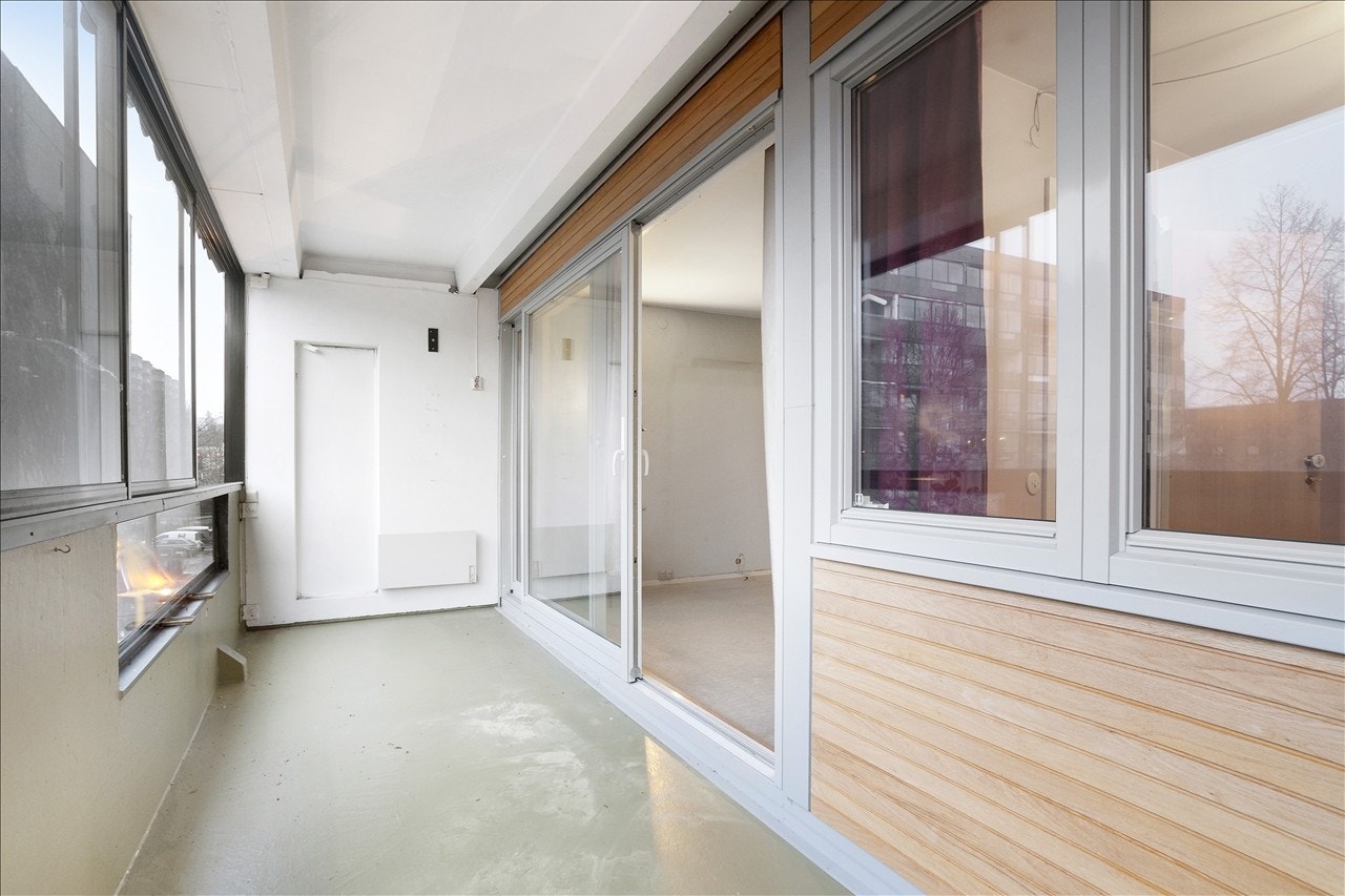 Veranda med nyere vinduer, skyvedør og panel. Galleribilde