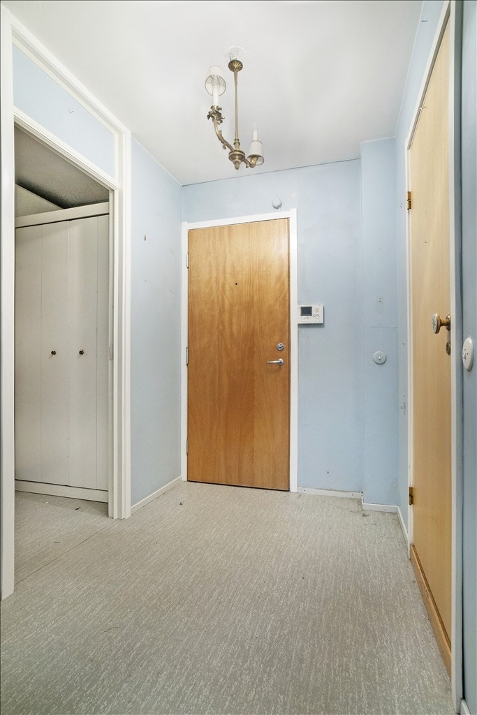 Romslig entré. Galleribilde