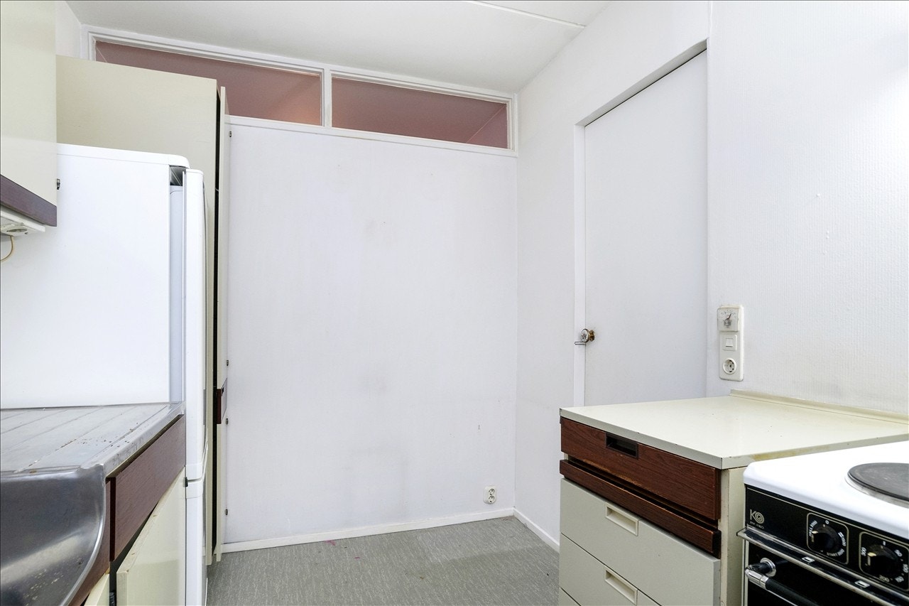 Original kjøkkeninnredning med div hvitevarer. Galleribilde