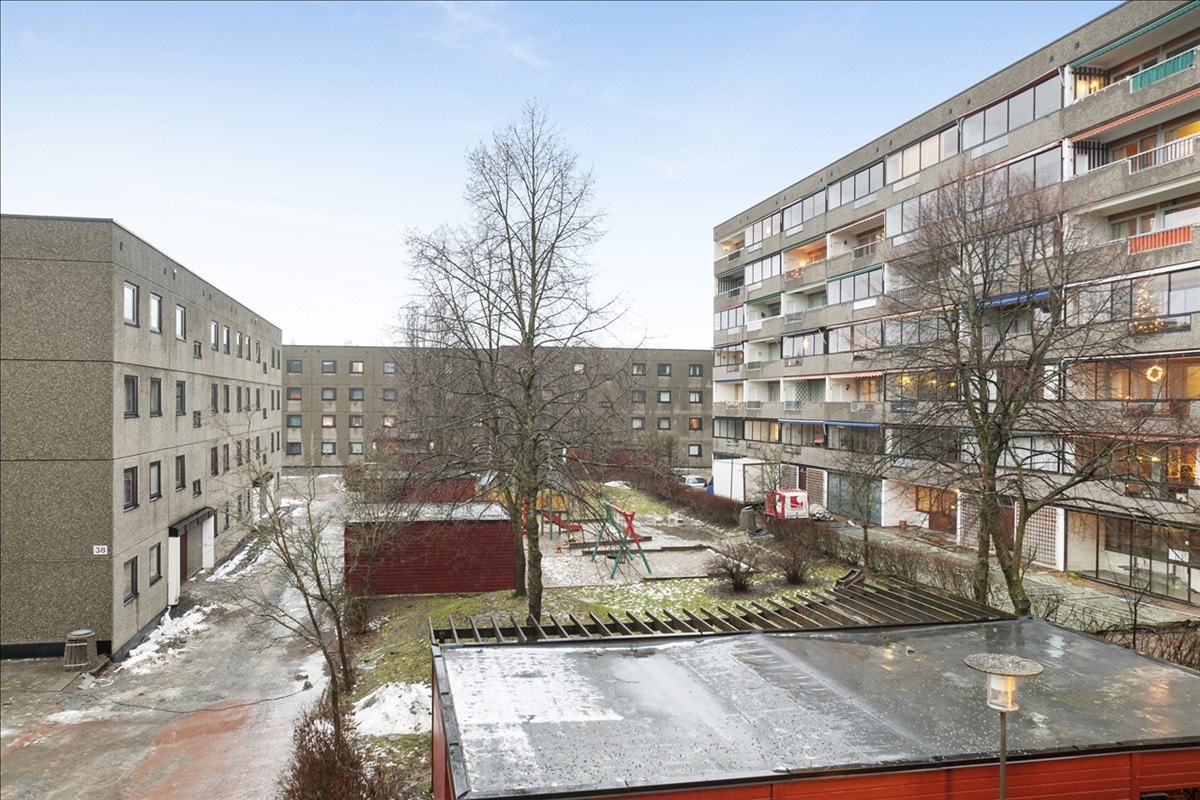 Hyggelig utsyn fra veranda mot fellesareal. Galleribilde