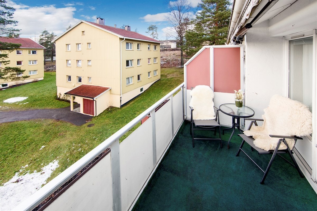 Utgang fra stue til koselig balkong med fin utsikt Galleribilde