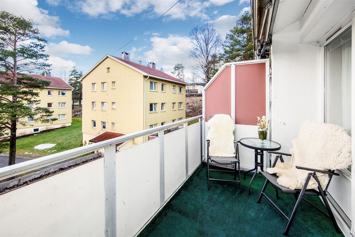 Utgang fra stue til sydvestvendt balkong på ca. 7.5 m² Galleribilde
