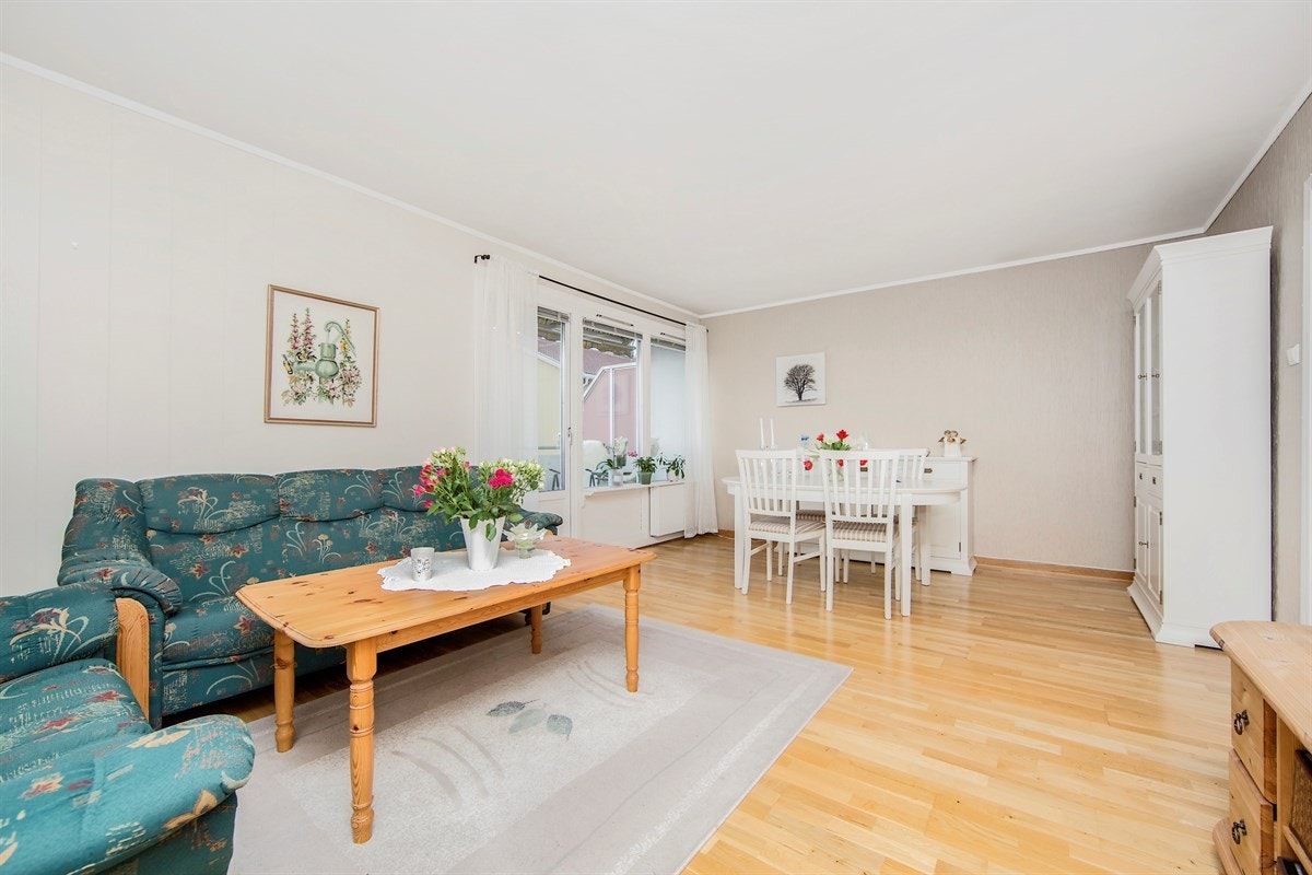 Stuen har god plass til både sofa og spisebord Galleribilde