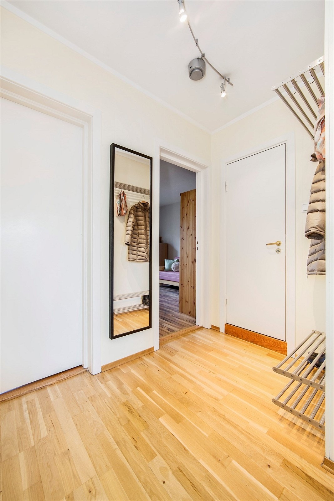 Romslig entrè med oppheng for jakker Galleribilde