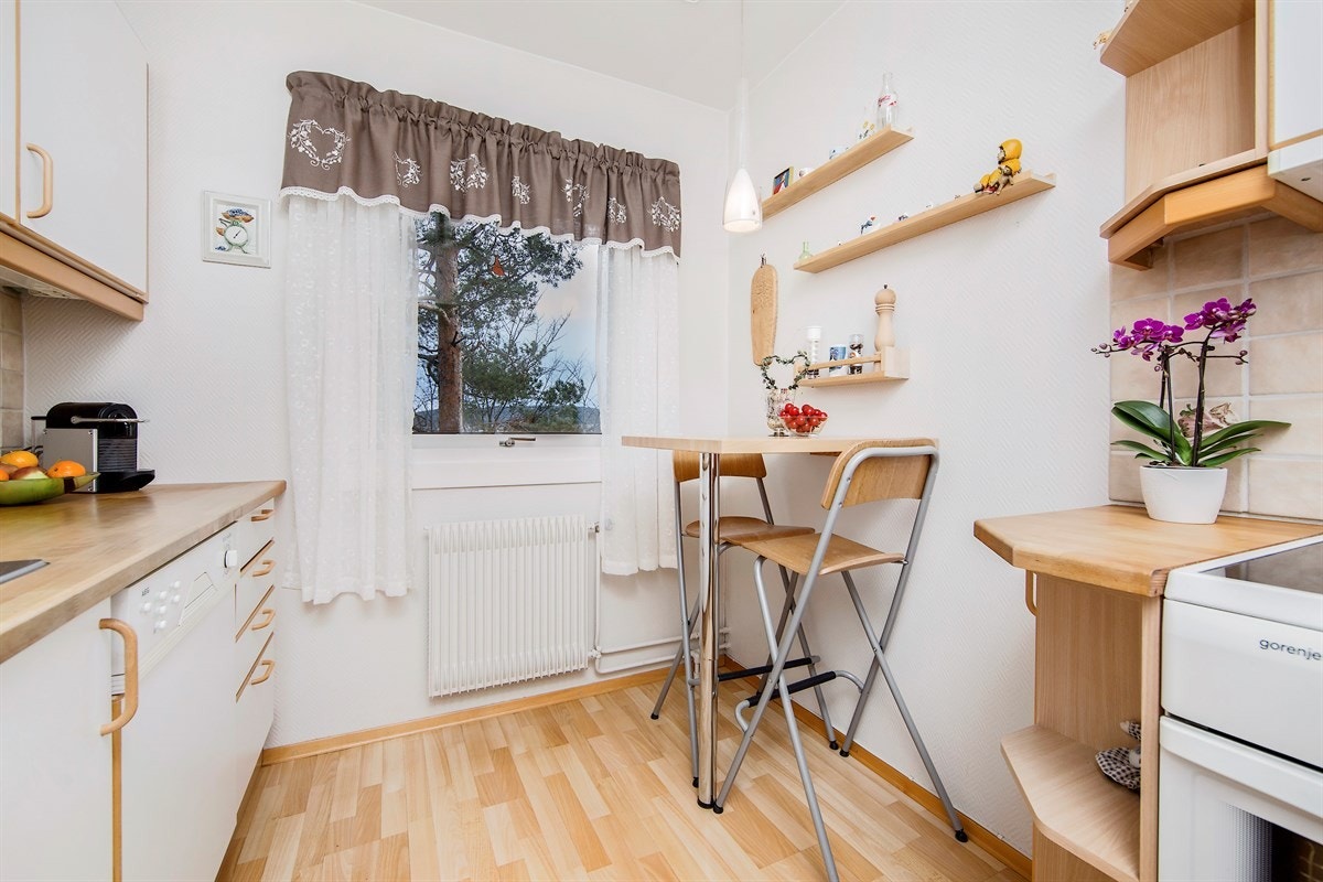Kjøkkenet er velholdt og trivelig med spiseplass ved vindu, samt praktisk designet med god benke- og lagringsplass Galleribilde