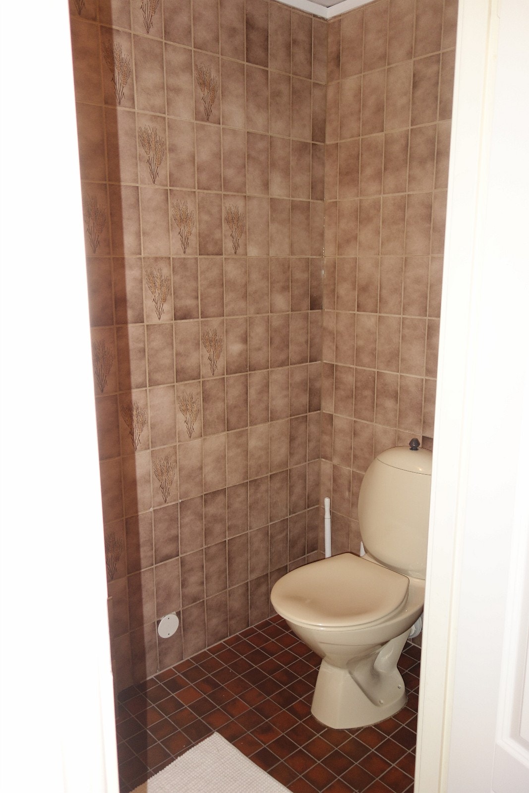 Toiletroom. There is also a separate bathroom with shower and washingmachine Galleribilde