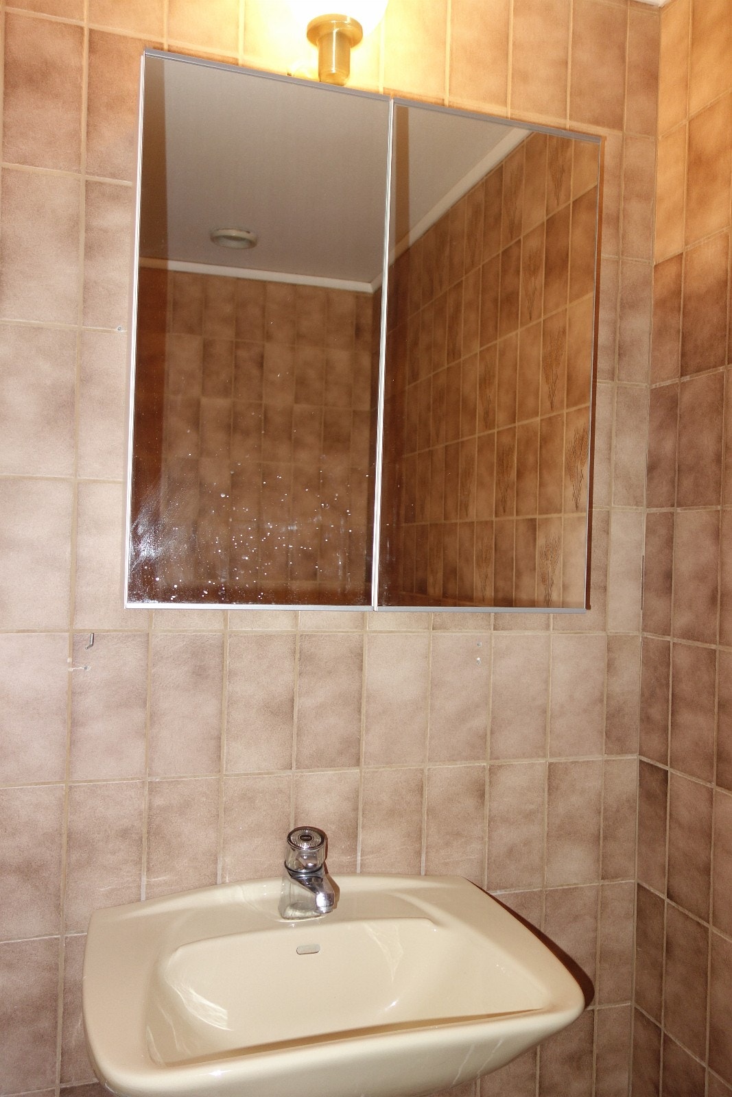 Toiletroom. There is a separate bathroom Galleribilde