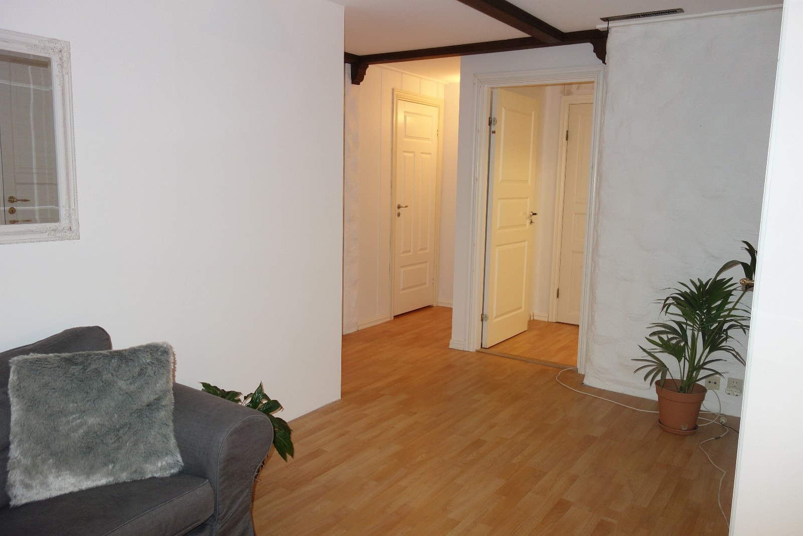 Livingroom looking towards the room/Hybel nr 2 & bathroom Galleribilde