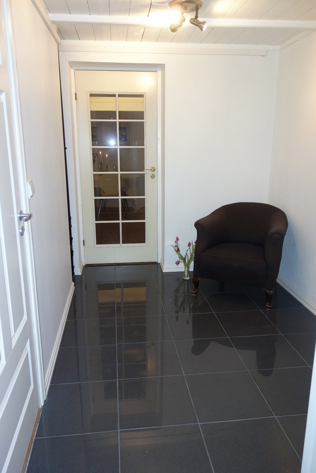 Inner hallway. Bathroom with shower is to the left side Galleribilde