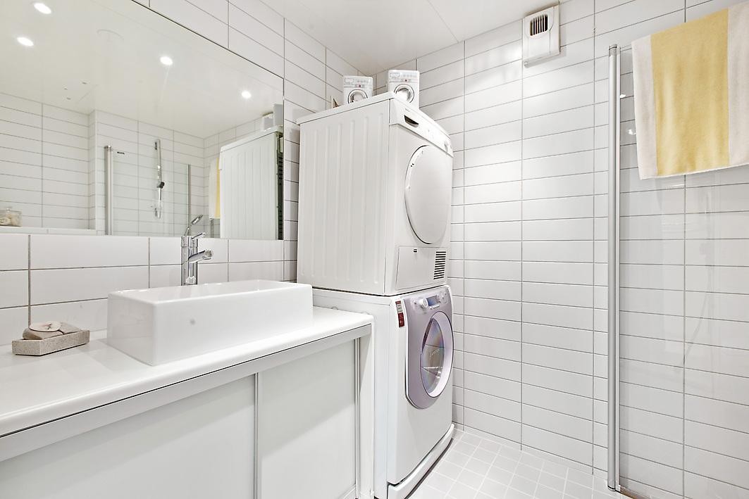 Bad med downlights i himling Galleribilde