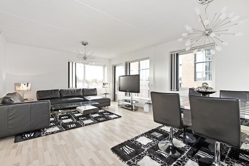 Stor og lys stue med god plass til sofa og spisebord Galleribilde