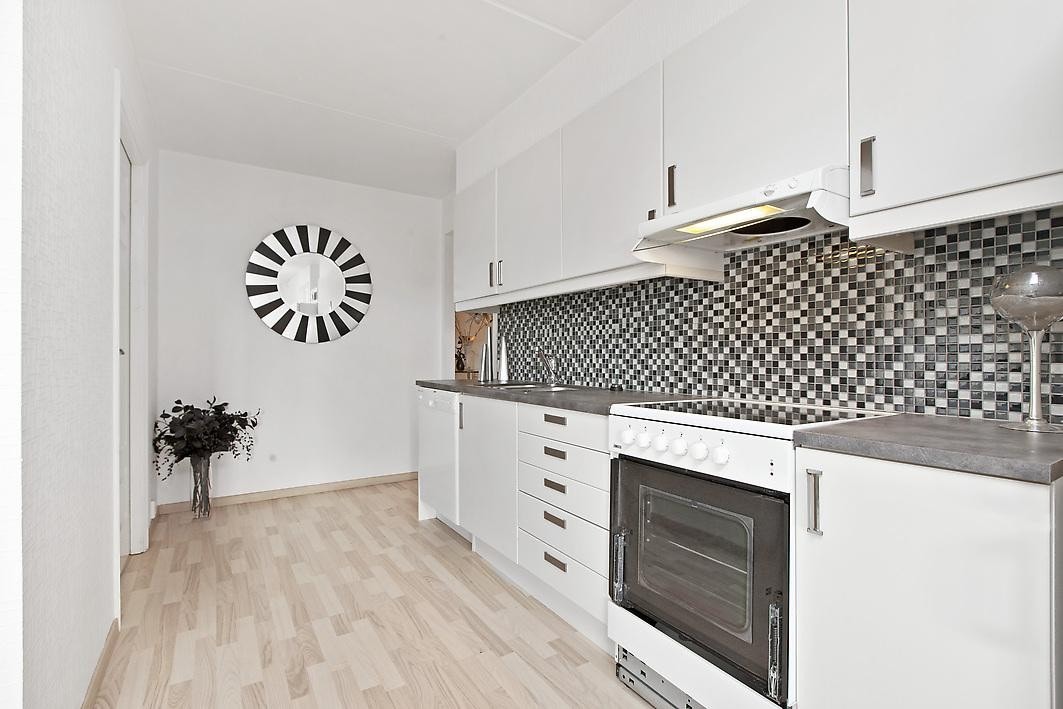 Kjøkken med god benke- og skapplass Galleribilde