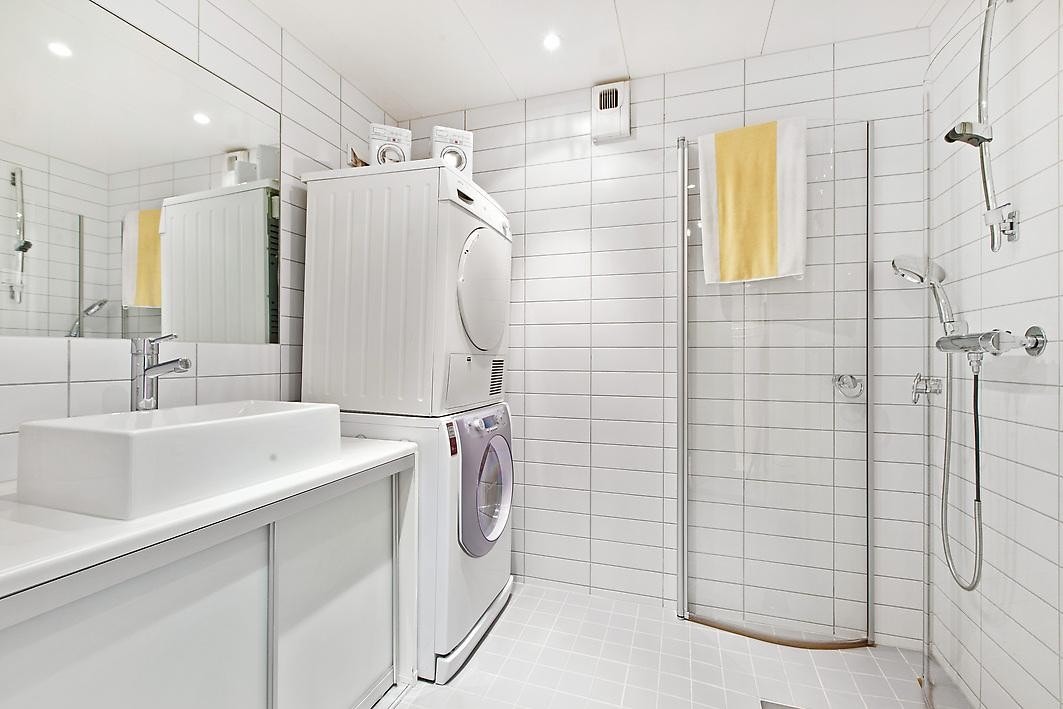 Flislagt bad med innsvingbare dusjdører Galleribilde