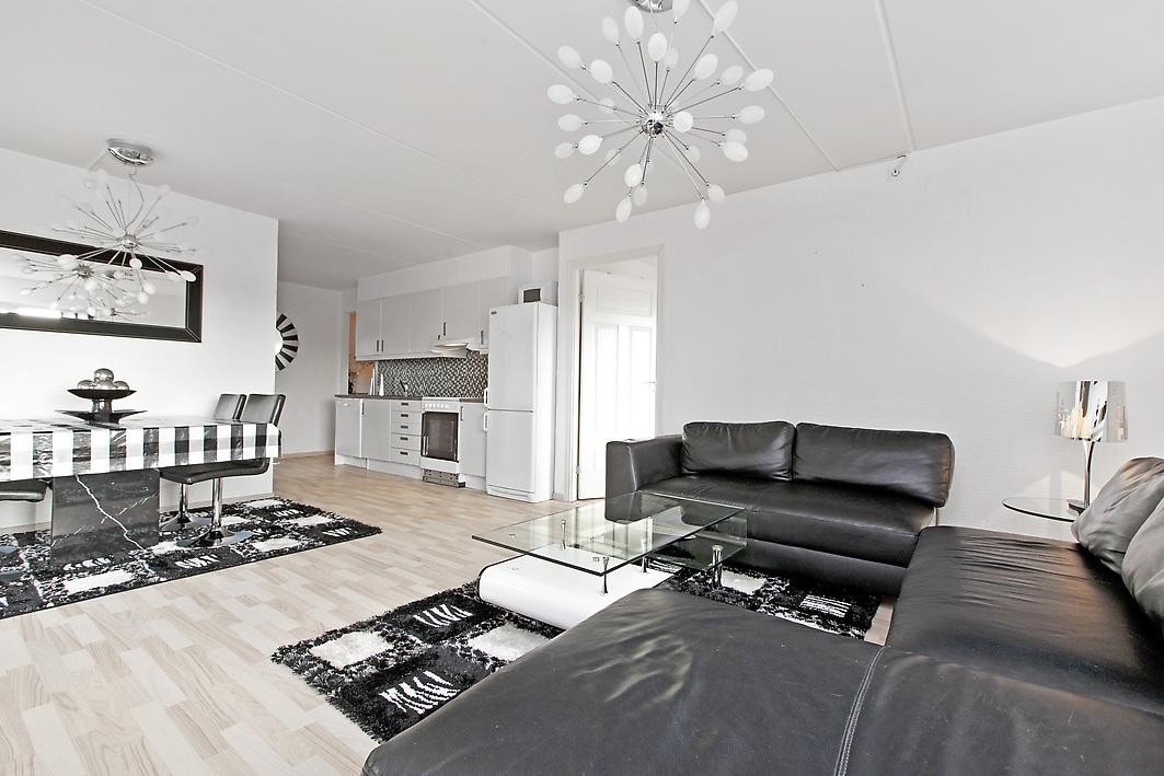 Romslig stue med god plass til spisebord Galleribilde