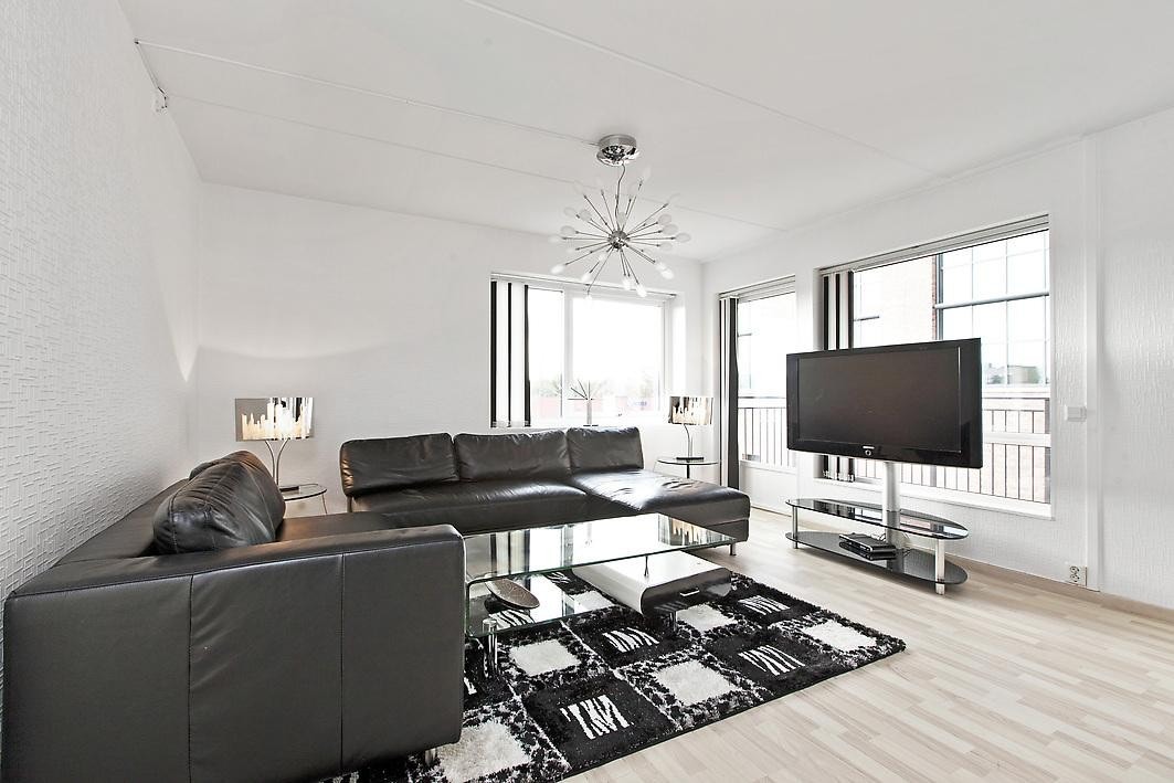 God plass i stue med utgang til solrik balkong Galleribilde