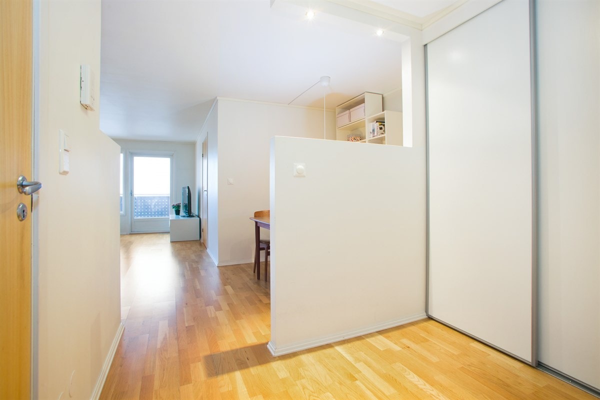 Entré med integrert skyvedørsgarderobe Galleribilde