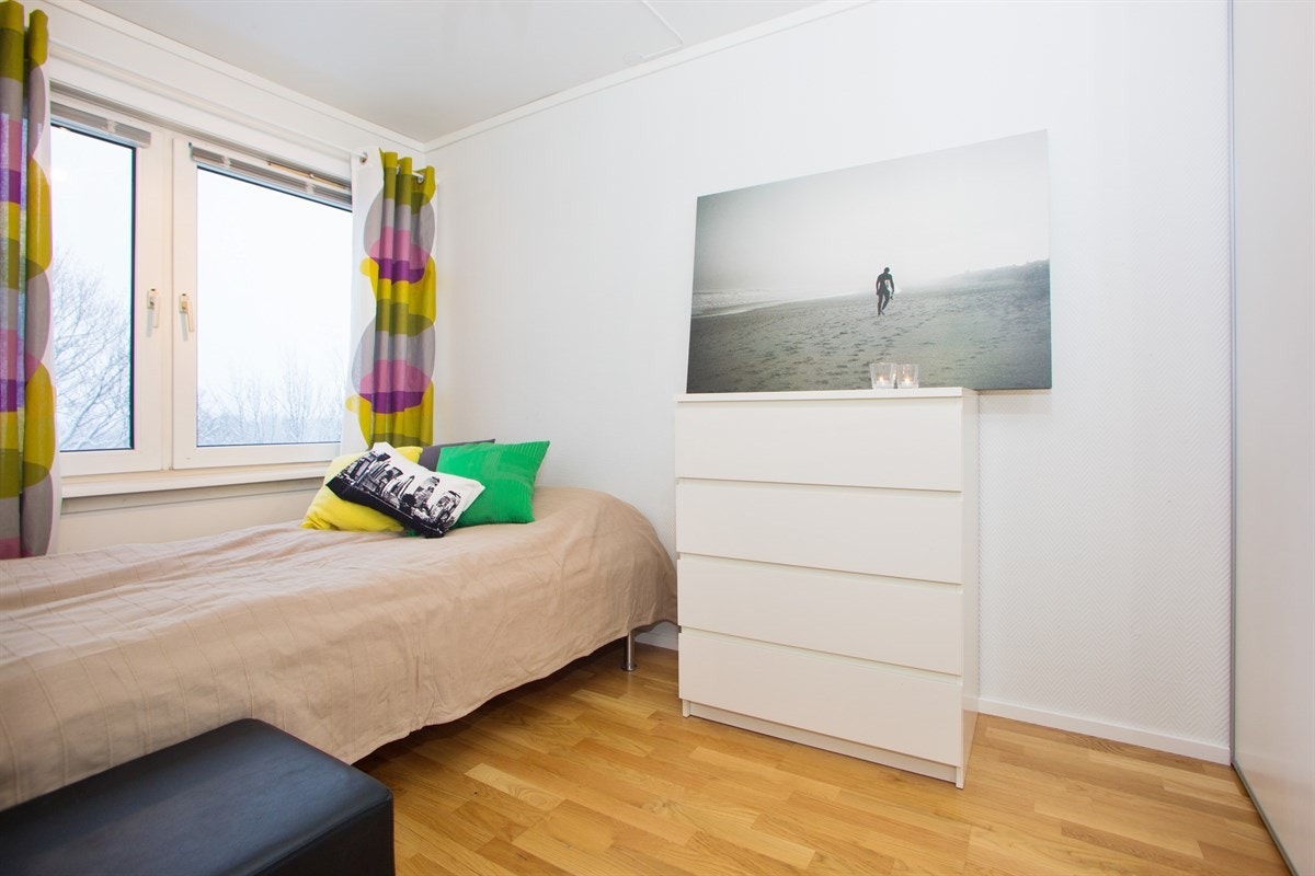 Soverom med store vindusflater og godt med oppbevaringsplass Galleribilde