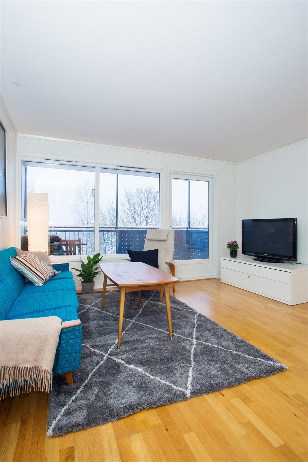 Stor lys stue med store vindusflater mot balkong Galleribilde