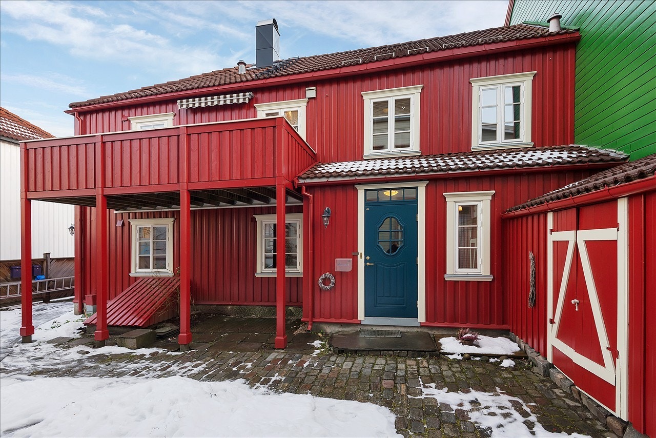 Fasade bakgård og inngangspartiet. Tilhørende jordkjeller til vestre, bod til høyre Galleribilde