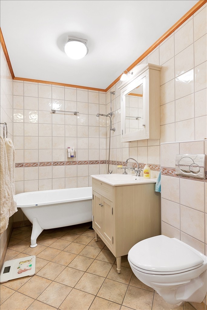 Badet i første etasje er romslig og lyst, med italiensk innredning og vegghengt klosett Galleribilde