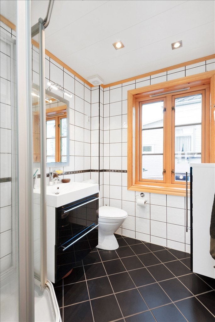 I andre etasje er badet fra 07 med tidsriktig flisvalg, hjørnekabinett og downlights i himling Galleribilde