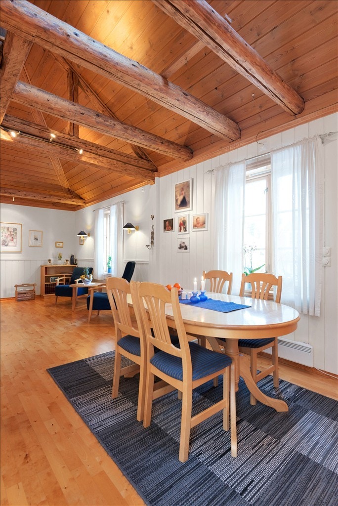 På stuen er det gode lysforhold og god plass til spisebord. Legg merke til de flotte detaljene i himlingen Galleribilde