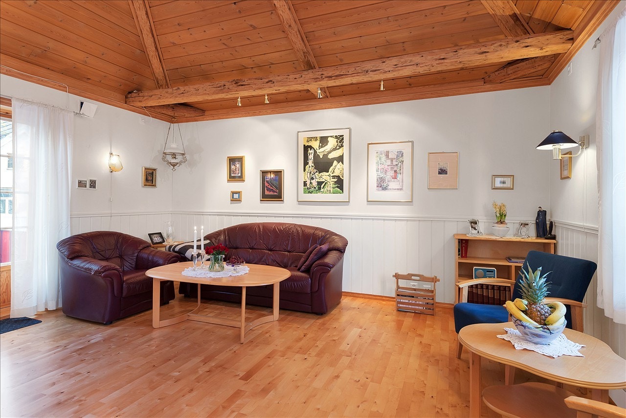 Her er det også god plass til sofagruppe og med direkte utgang til veranda Galleribilde