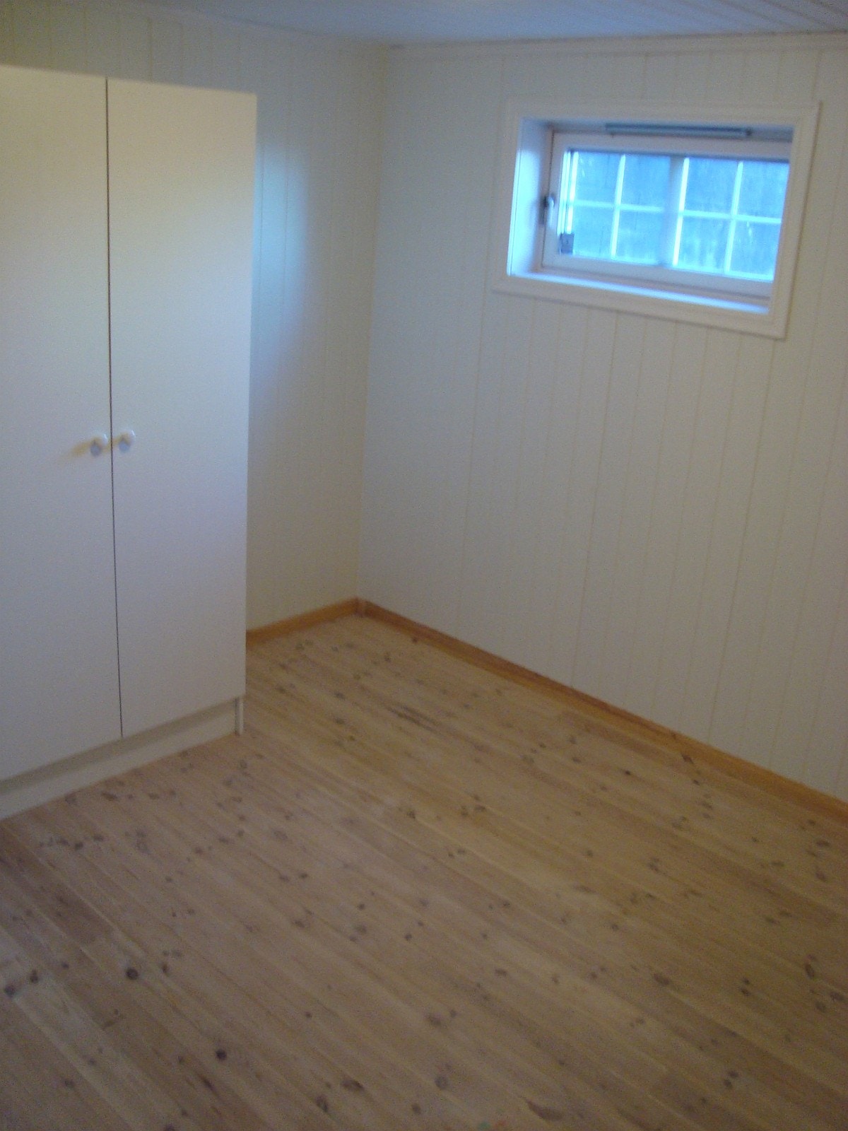 Stort disponibelt rom med klesskap Galleribilde