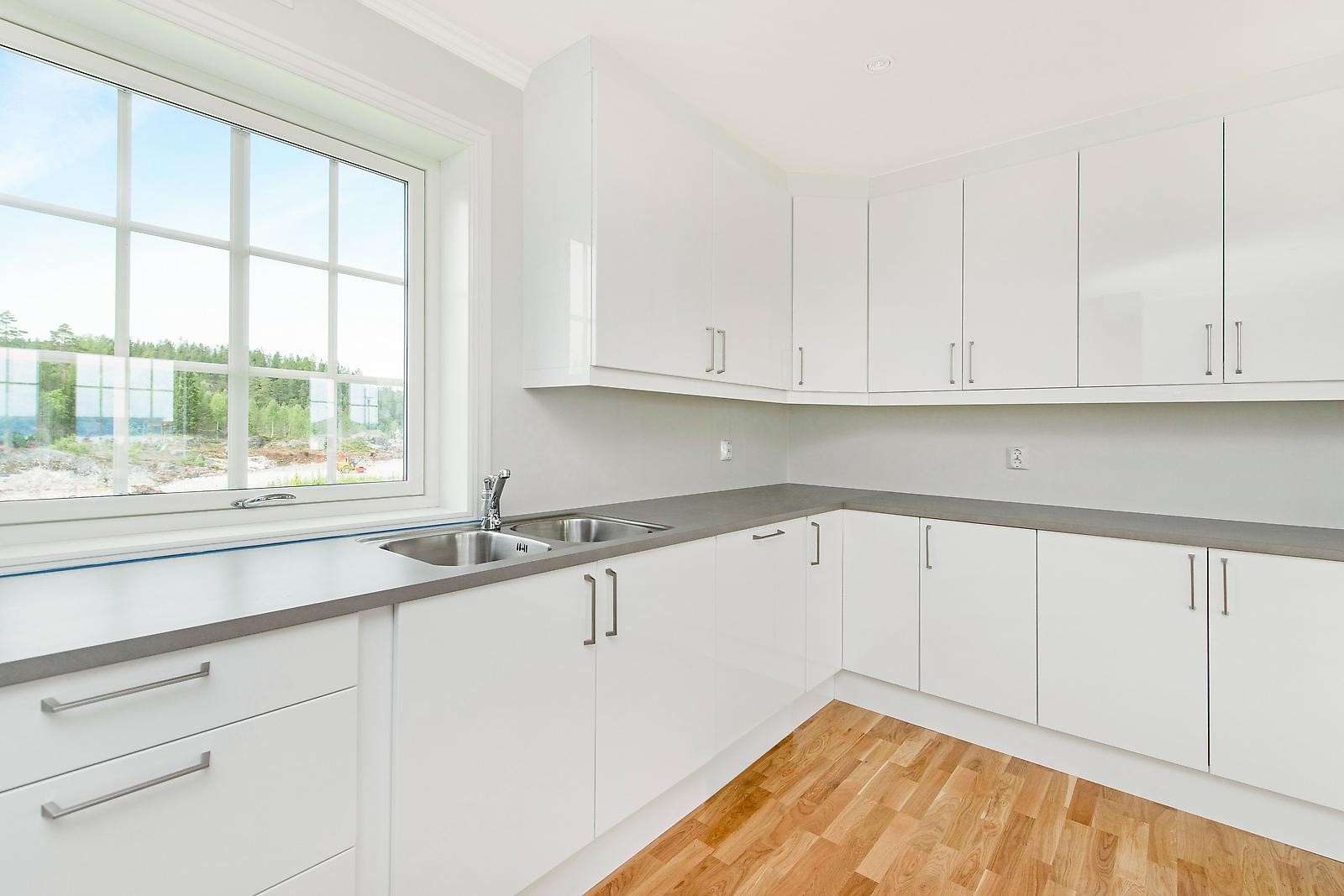 Kjøkken innredning med tak høye skap. Galleribilde