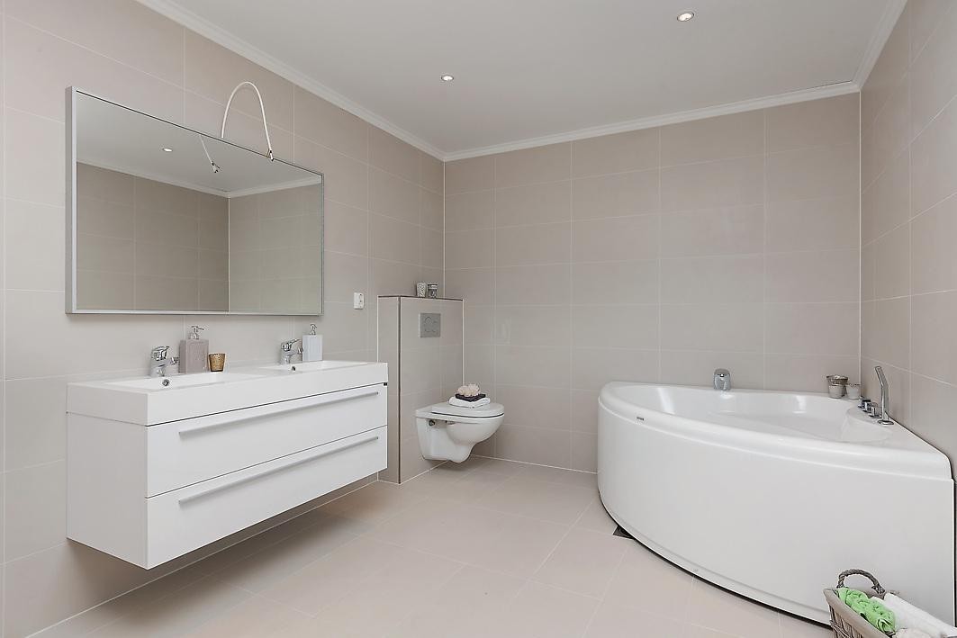 Innredning bad med dobble servanter. Galleribilde