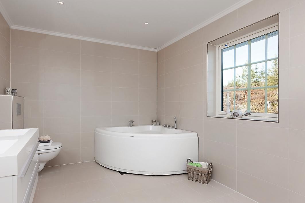 Flott fliselagt bad i 2 etasje, hjørnebadekar og egen dusj. Galleribilde