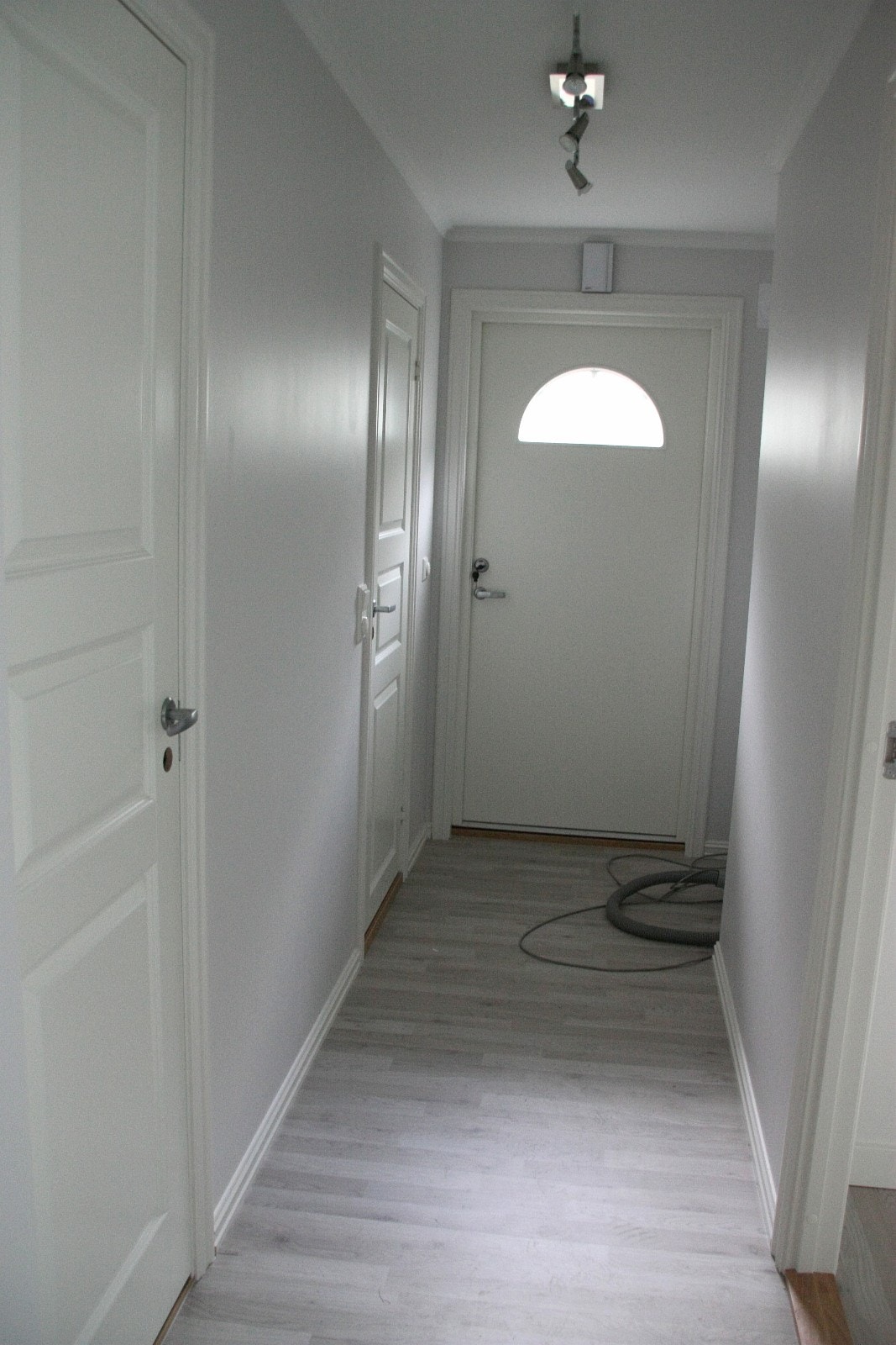 Entre/gang dør til bod/bad og soverom/inngang Galleribilde