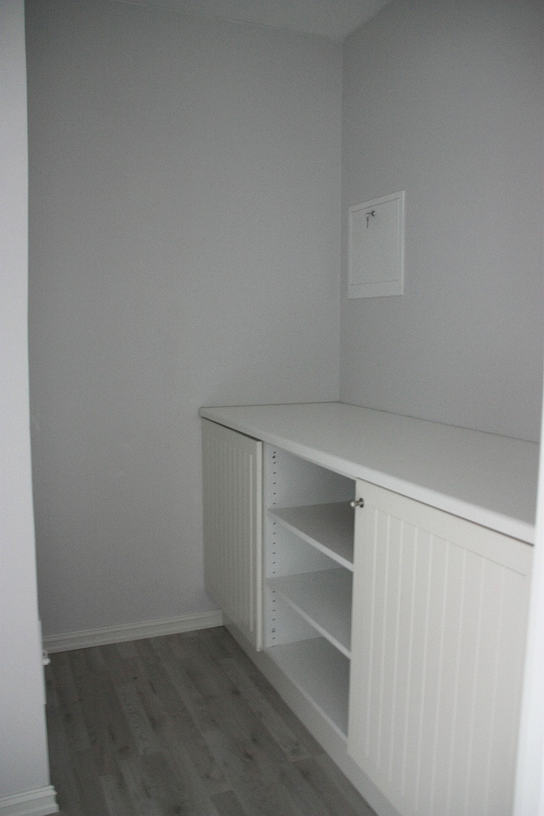 bod med skap, og i dag flere hyller Galleribilde