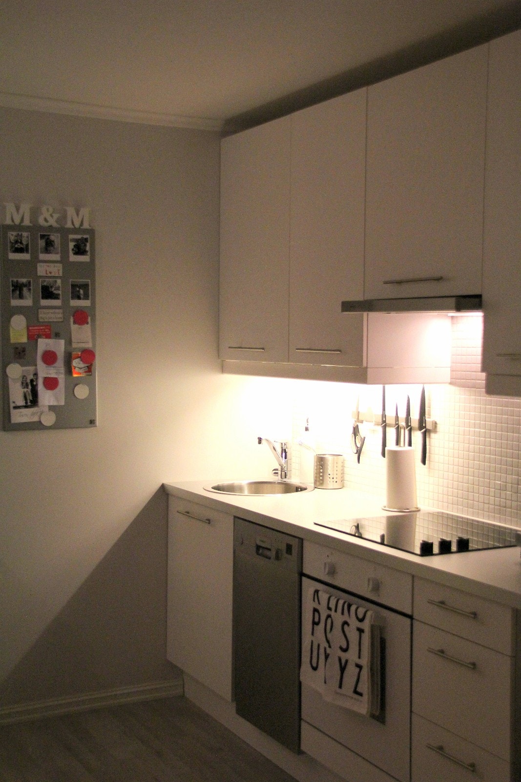 Kjøkkenkrok med vask/oppvaskmaskin/komfyr/platetopp under og overskap. Kjøl frys er under benk på andre veggen Galleribilde