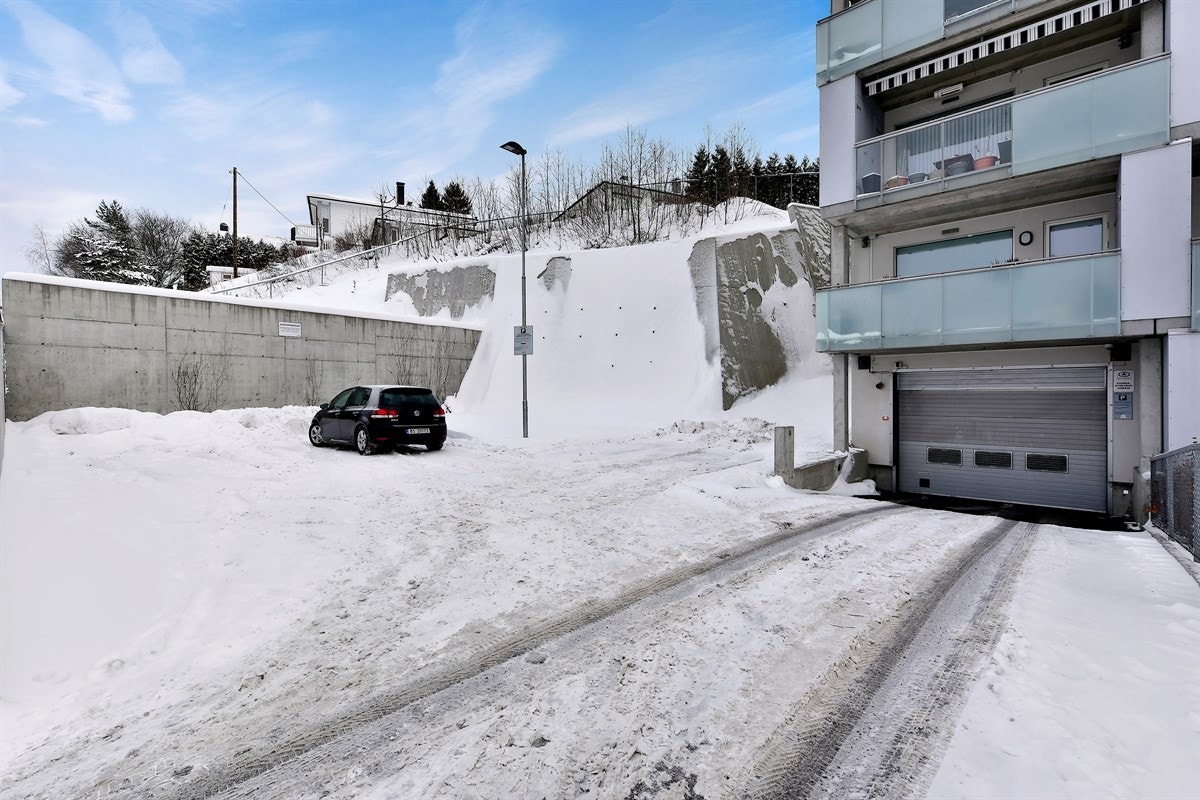I garasjeanlegget er alle parkeringsplasser fordelt og solgt til andelseiere, men det kan være mulighet for leie av plass. Ellers gateparkering etter områdets gjeldende bestemmelser. Galleribilde