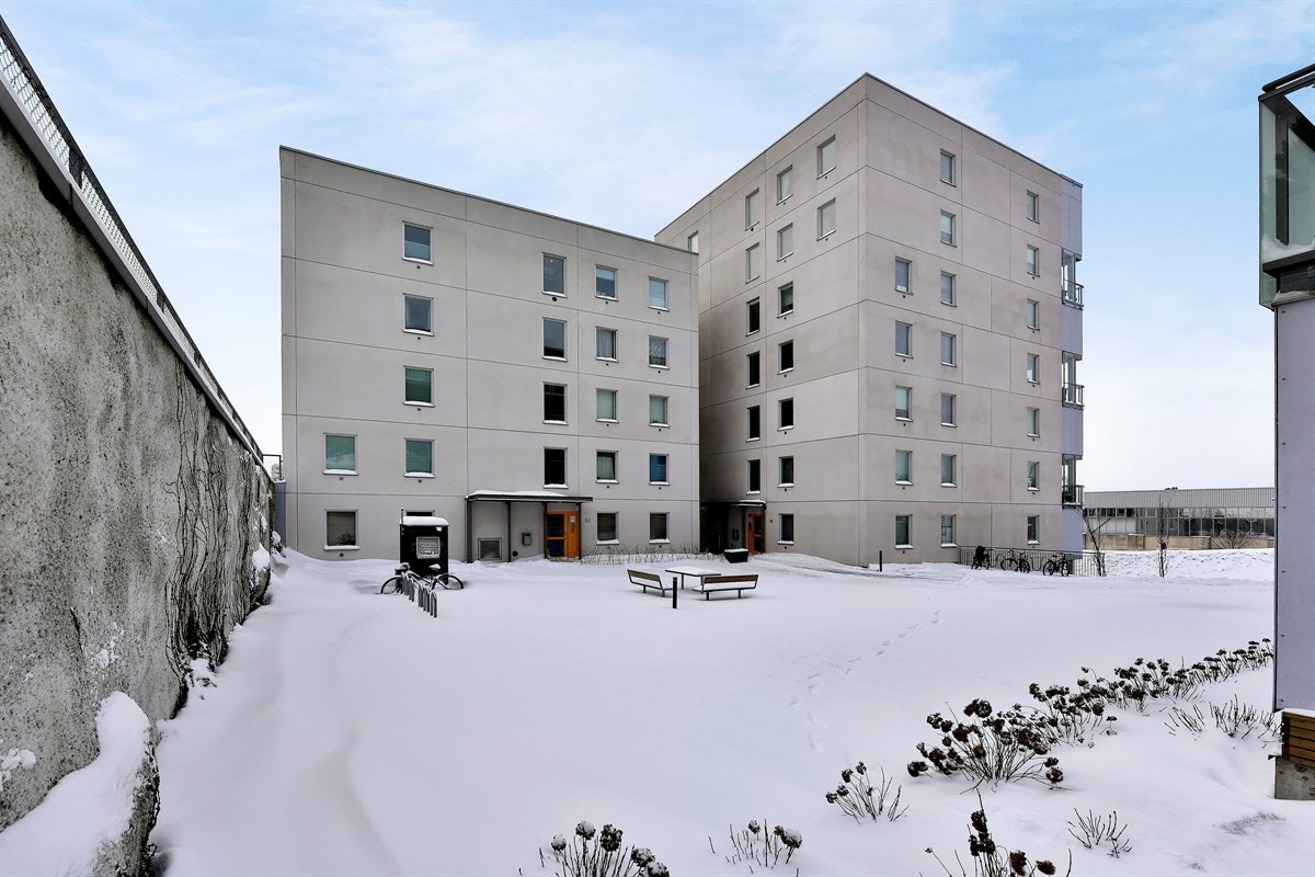 Eiendommen ligger i et nyetablert og attraktivt boligområde på Økern i Oslo, med nærhet til skoler, barnehager, offentlig kommunikasjon, flotte rekreasjonsområder, samt et rikt utvalg av fasiliteter og servicetilbud. Galleribilde