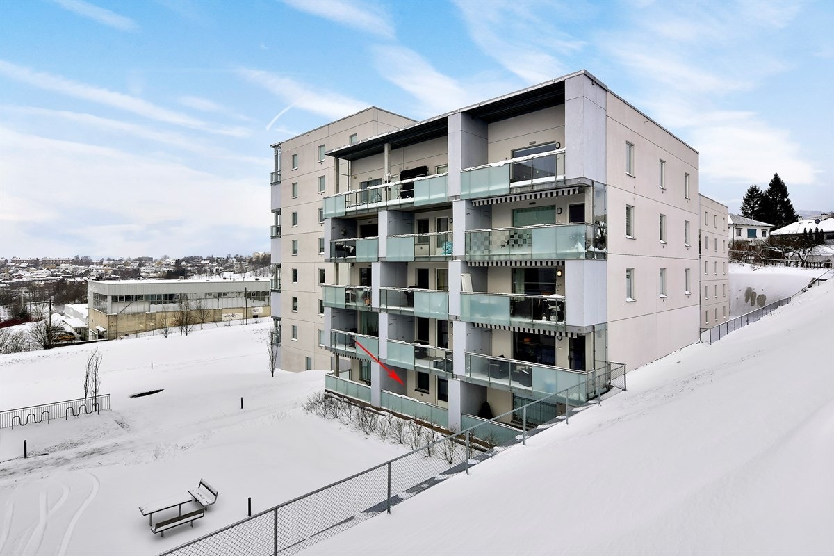 PRIVATmegleren ved John Granly Steen har gleden av å presentere denne 2-roms leiligheten med balkong, oppført i 2008 beliggende på Økern/Bjerke. Sentralt. Nær T-bane. Trappefri adkomst. À-konto fyring/varmtvann/strøm inkl. Galleribilde