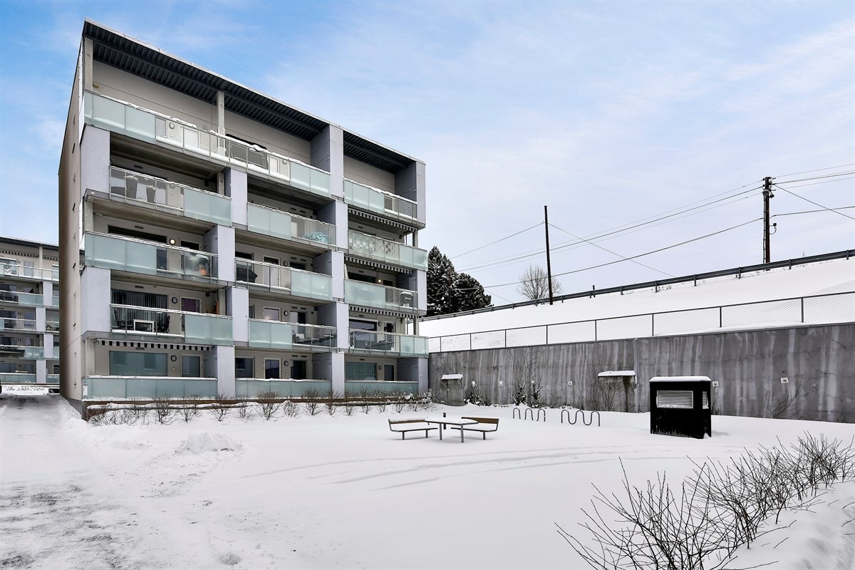 Boligen ligger i byggets 1. etasje, med planfri adkomst fra hovedinngangen, og innehar blant annet en romslig stue med spisedel og kjøkkenkrok, samt et moderne, flislagt baderom med gulvvarme og vegghengt toalett. Galleribilde