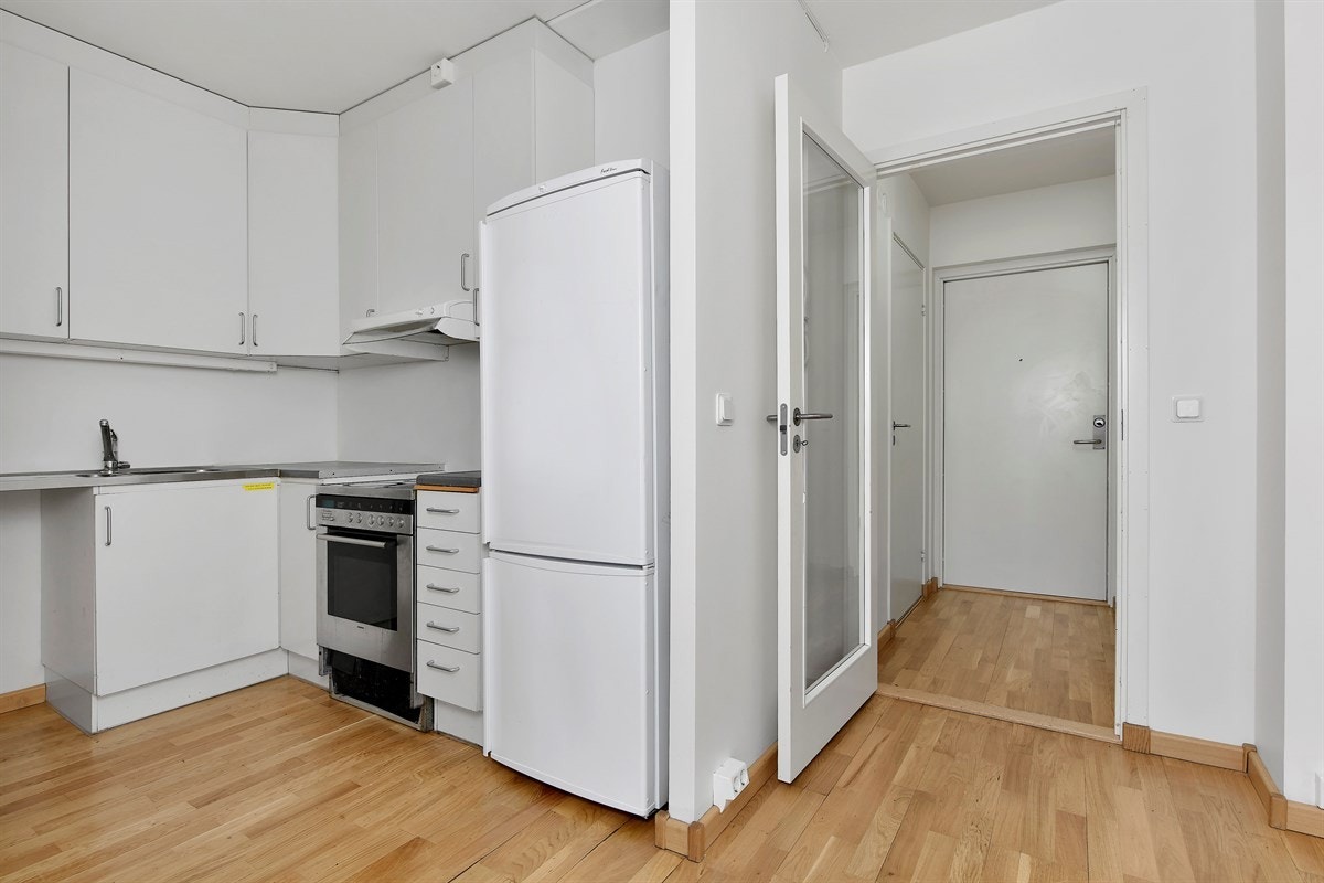 Kjøkkeninnredningen har glatte melamin skrog og helt stålbeslag med vaskekum. I tillegg er det ventilator, nisje for kjøleskap og røropplegg til oppvaskmaskin. Galleribilde